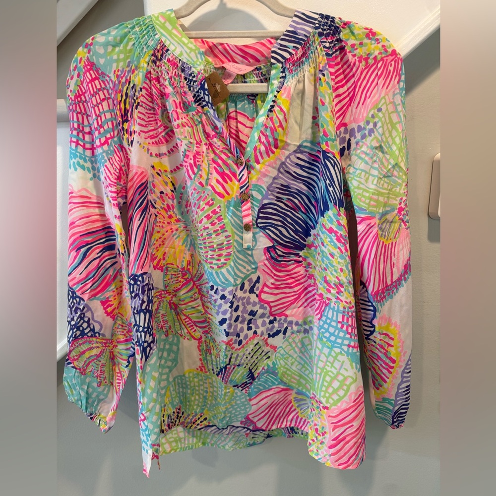 Lilly Pulitzer shell patterned blouse, size xs